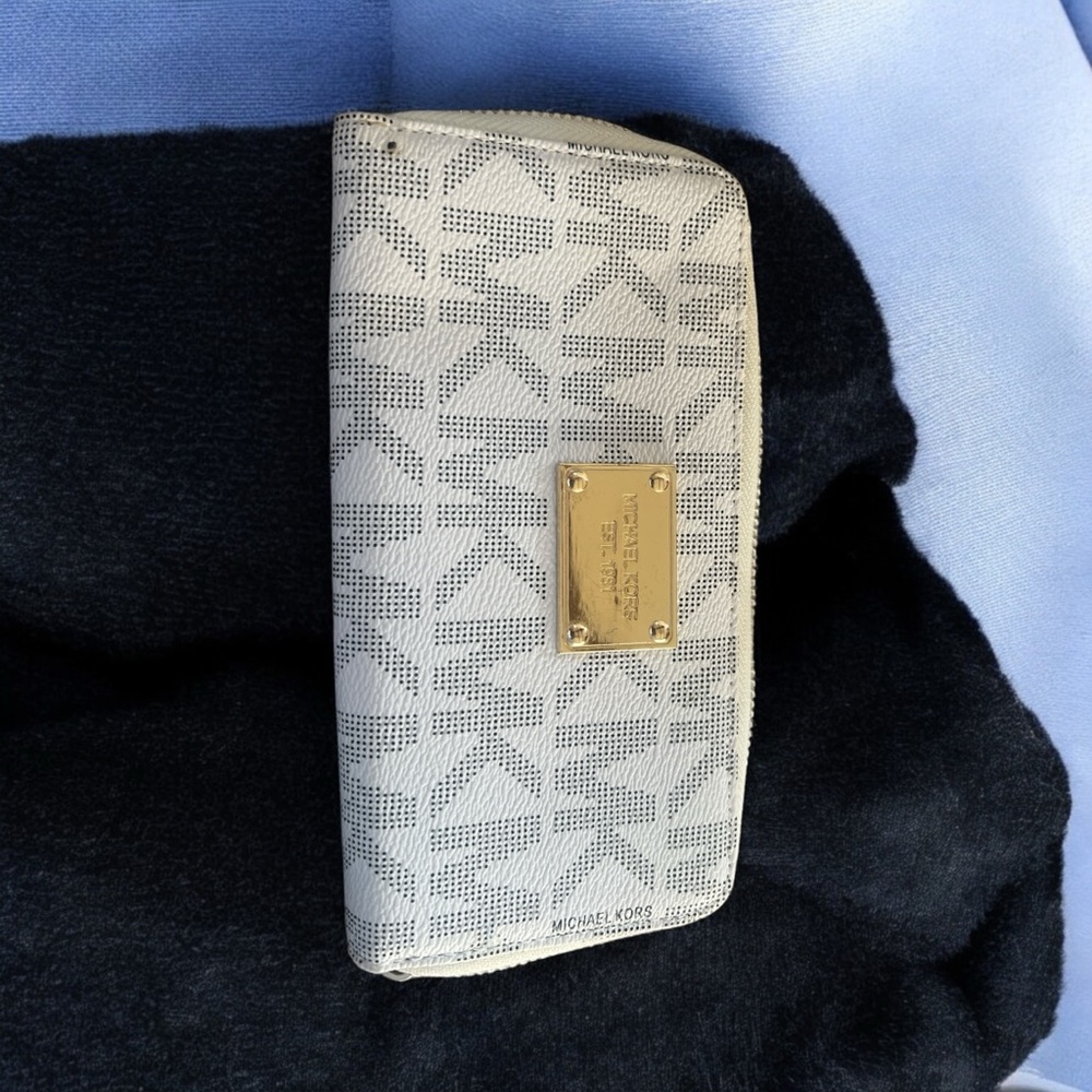 MICHAEL Michael Kors Vanilla Signature Monogram Zip Wallet Wristlet GUC Bag - Picture 2 of 3